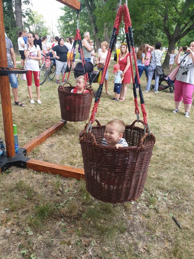 Tradičný detský kolotoč s prútenými košmi na akcií – hurá do zábavy.